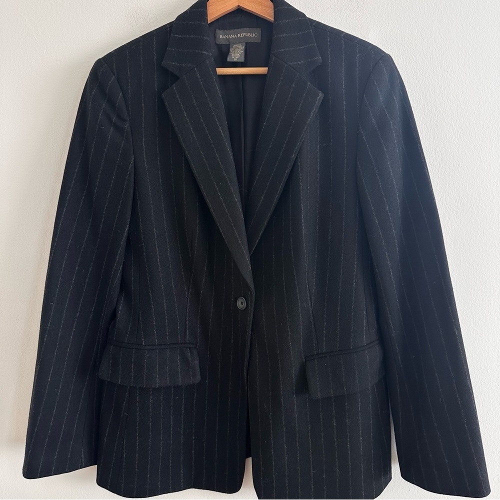 Banana Republic cashmere and wool blend pinstriped single button blazer size 10